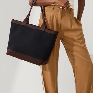The Lightweight Zip Tote in Black Sky